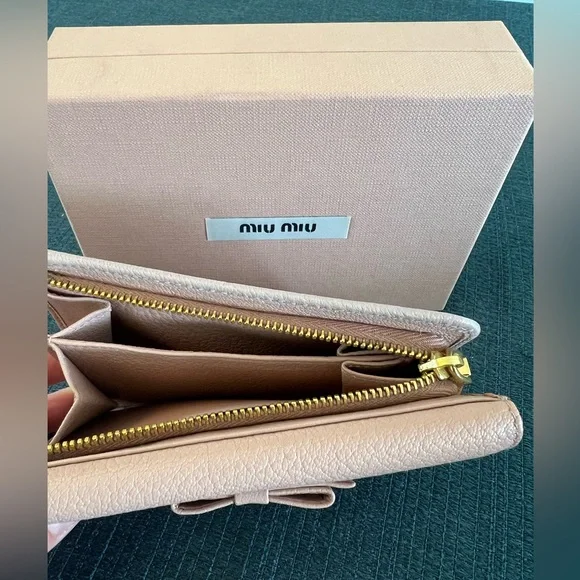 MIU MIU BRAND NEW NEVER USED Two-Tone Pink Wallet with original packaging & COA - Picture 4 of 5
